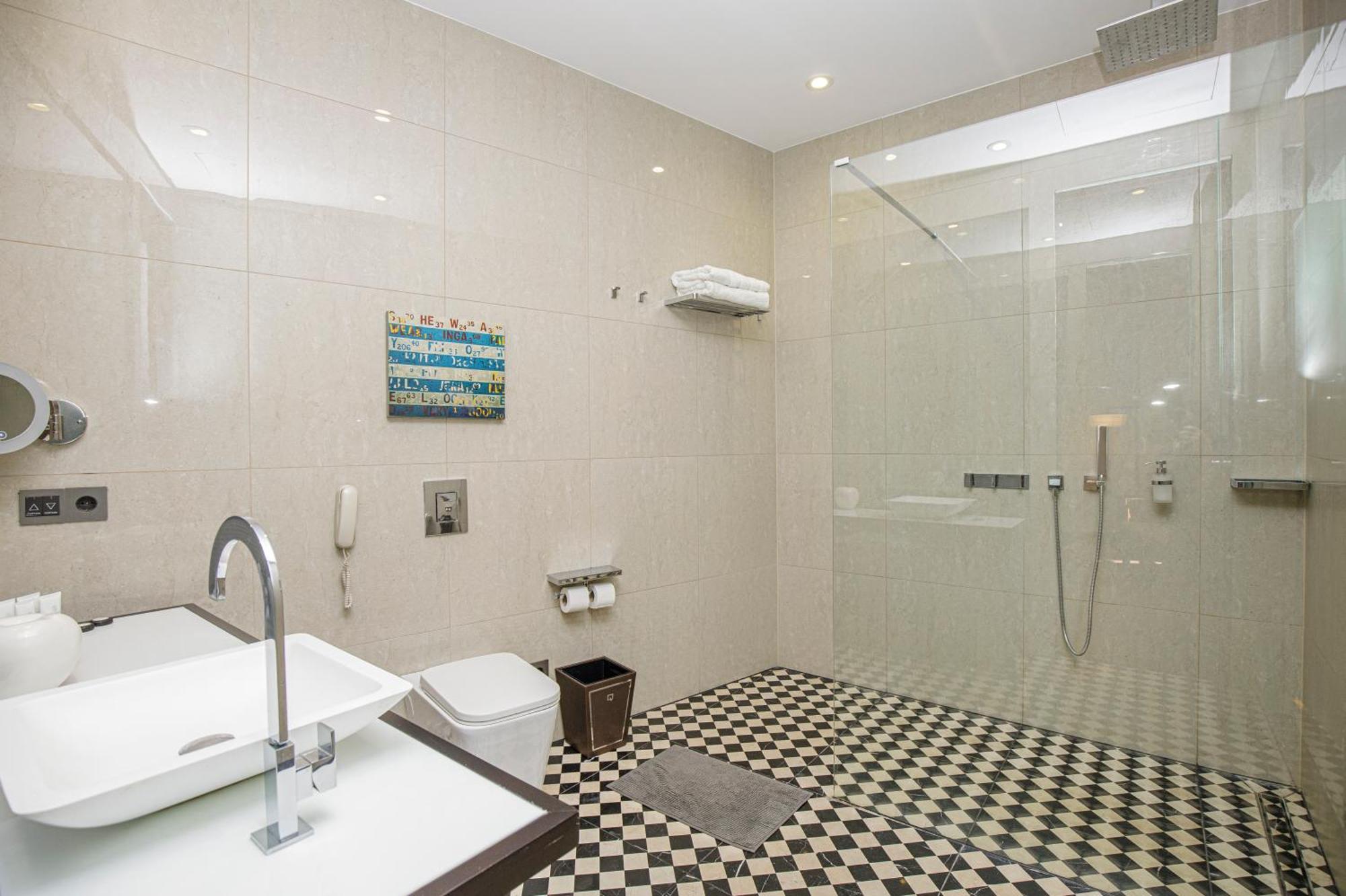 Beautiful Trendy Spacious Very Location Lejlighed *