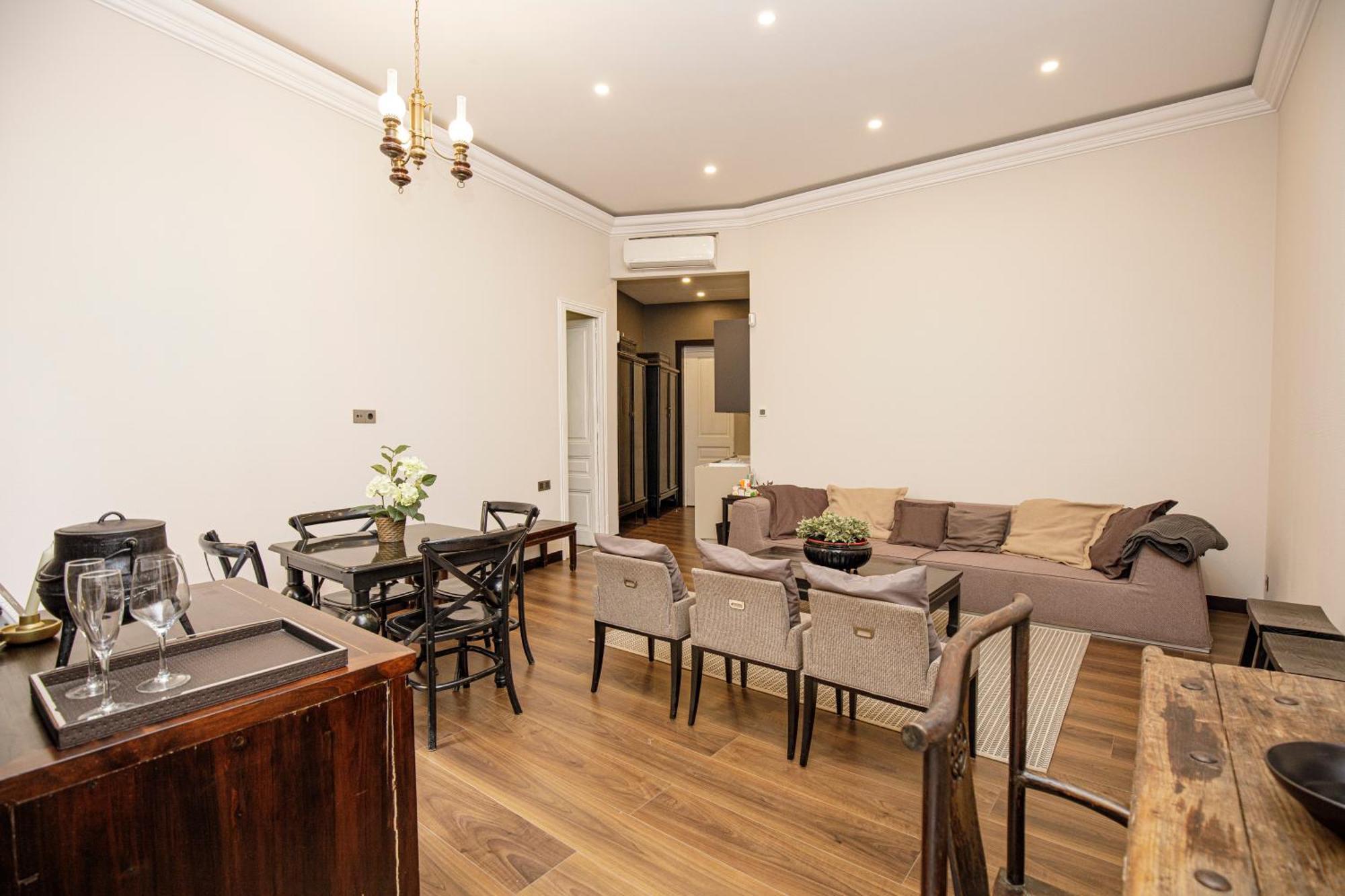 Beautiful Trendy Spacious Very Location Apartment *